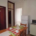 Flat For 6 Guests With Private Garden Lägenhet
