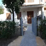 Lägenhet Flat For 6 Guests With Private Garden *