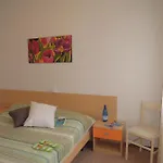 Lägenhet Flat For 6 Guests With Private Garden