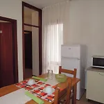 Lägenhet Flat For 6 Guests With Private Garden *