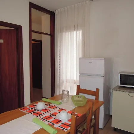 Flat For 6 Guests With Private Garden Apartment