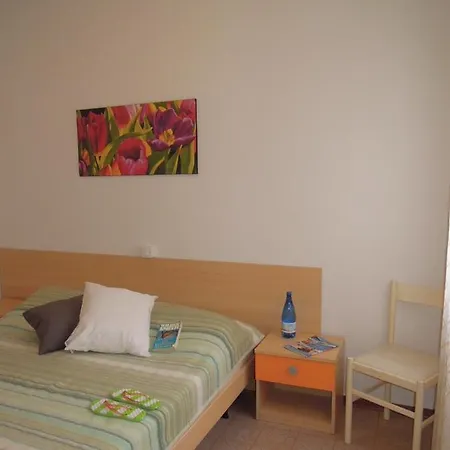 Lägenhet Flat For 6 Guests With Private Garden