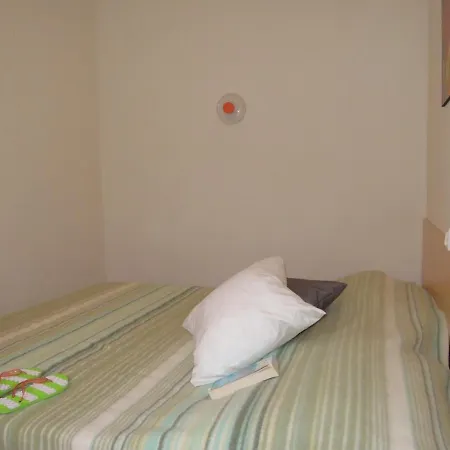 Flat For 6 Guests With Private Garden Apartment *