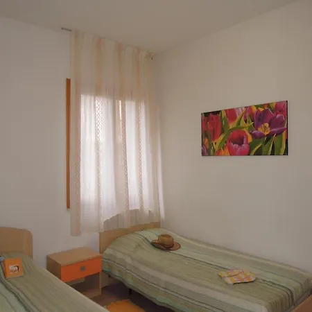 Flat For 6 Guests With Private Garden Lägenhet